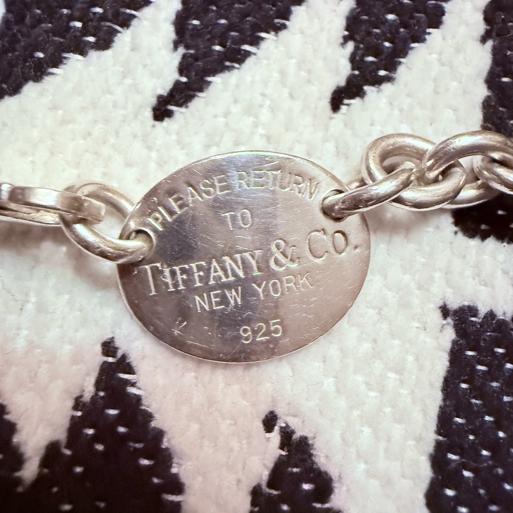 Tiffany & Co Necklace 
Authenticated.Box/Dust bag included